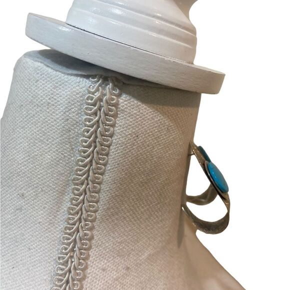 Vintage pierced zig zag textured silver tone faux turquoise stones earrings - Picture 4 of 8